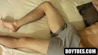Hunk shows off his feet while tugging on his penis - porn video